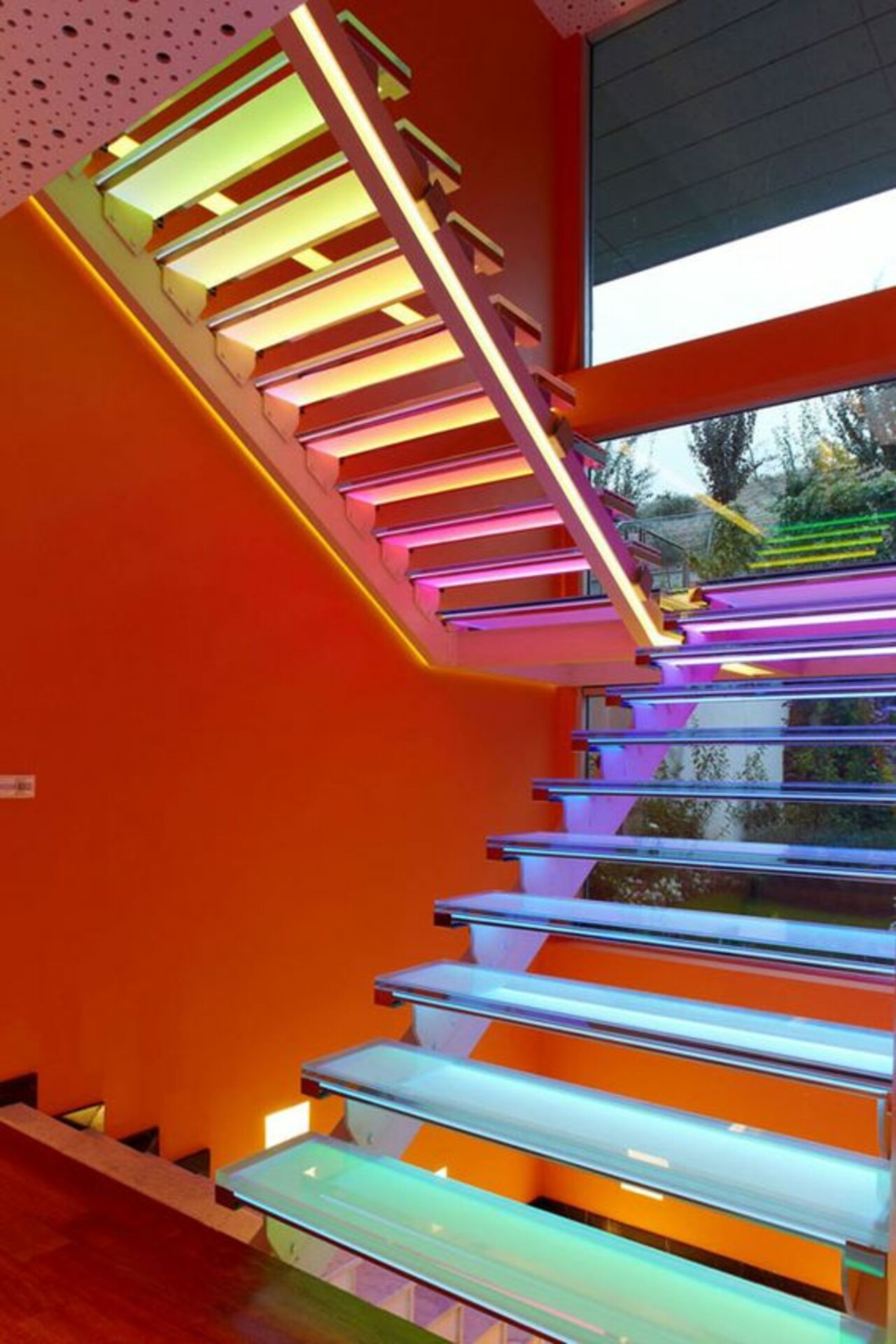 #Staircase Saturday -- Colorful stairs for a colorful home! The Orange House: http://ow.ly/Lgm9300MjL1 https://t.co/IiZie2IzVD