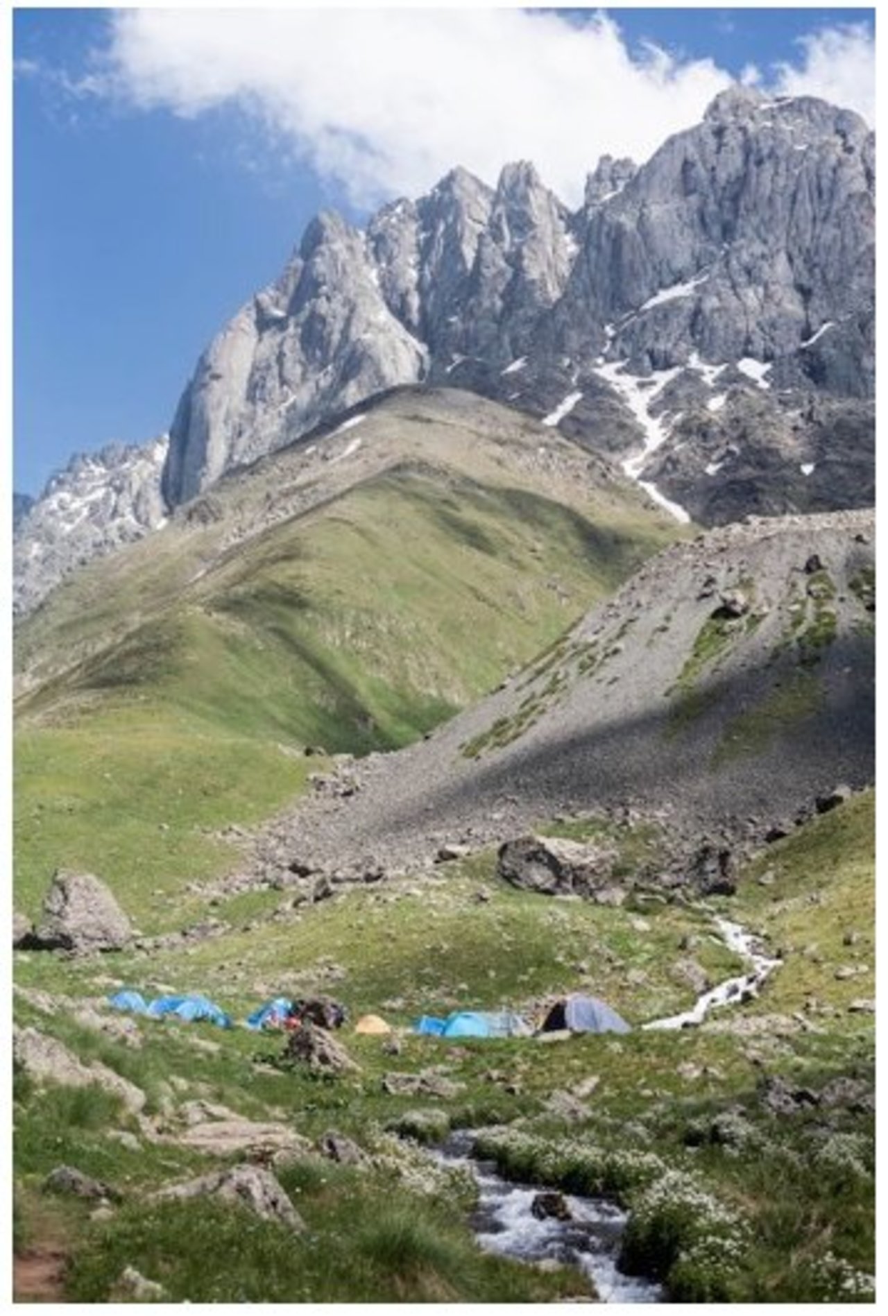 Along the stunning Transcaucasian Trail:http://greenadventurestravel.com/gallery/april-2016.html#Hiking #Adventure #bucketlist https://t.co/NJLCuueFea