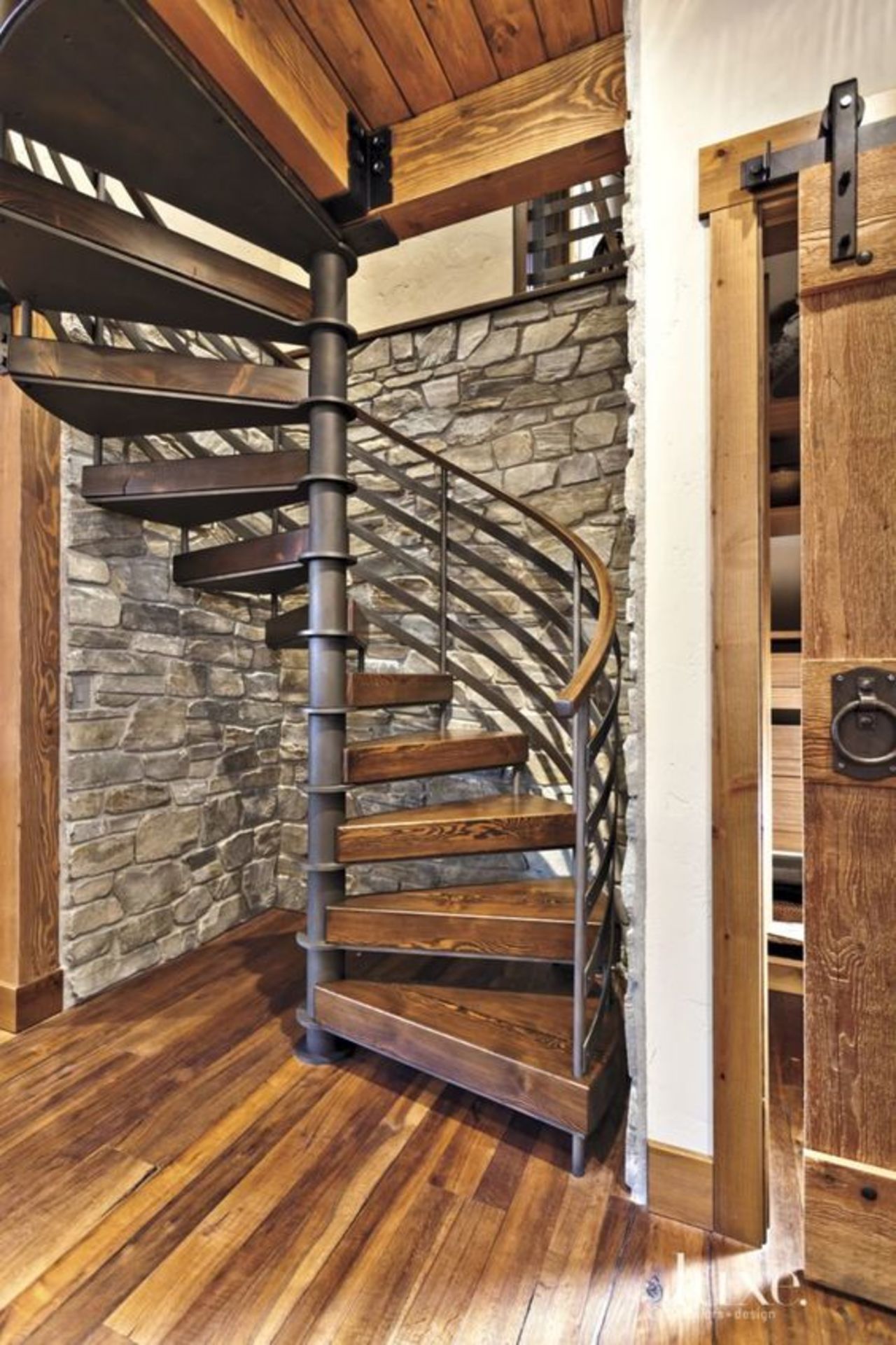 #Staircase Saturday -- A great looking winding staircase in this San Juan Islands retreat. http://ow.ly/2BEV3010U9e https://t.co/ApiX1rOwcN