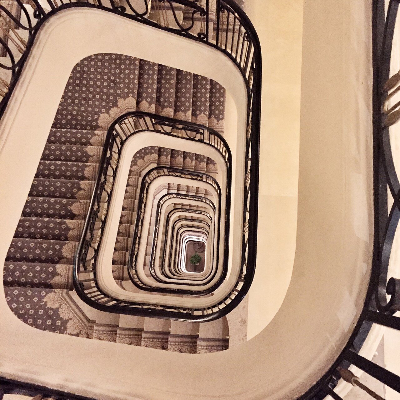 RT @_Nathan_Lewis_: Bungee Line.... #Parisian Staircases @FSParis #FourSeasons #Paris #LuxuryHotels #Staircase #Travel #Lifestyle https://t.co/Awc7e05mHk