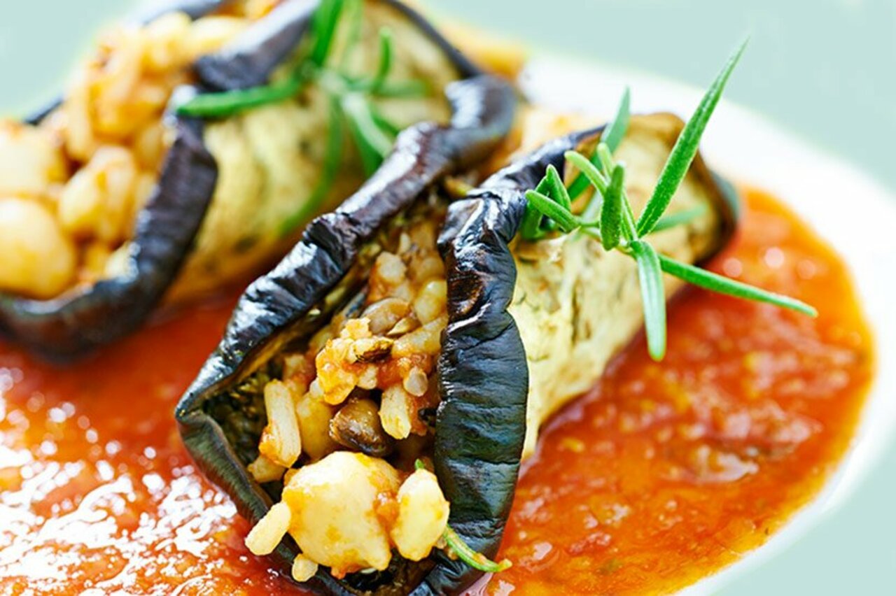 Eggplant boats with cereals and legumes sailing in a red tomato sea http://www.chiantilife.wine/en/eggplant-boats-cereals-legumes/ #food #tuscany https://t.co/nHrpepbVwi