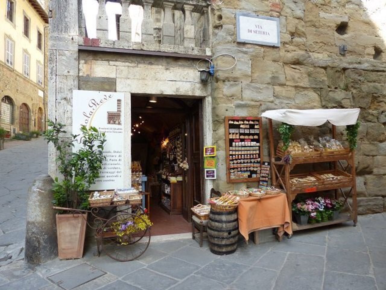Enjoy Arezzo, a delightful Tuscan town without the crowds #Arezzo #Tuscany http://goo.gl/NExW1v #italy https://t.co/MLoZXuocur