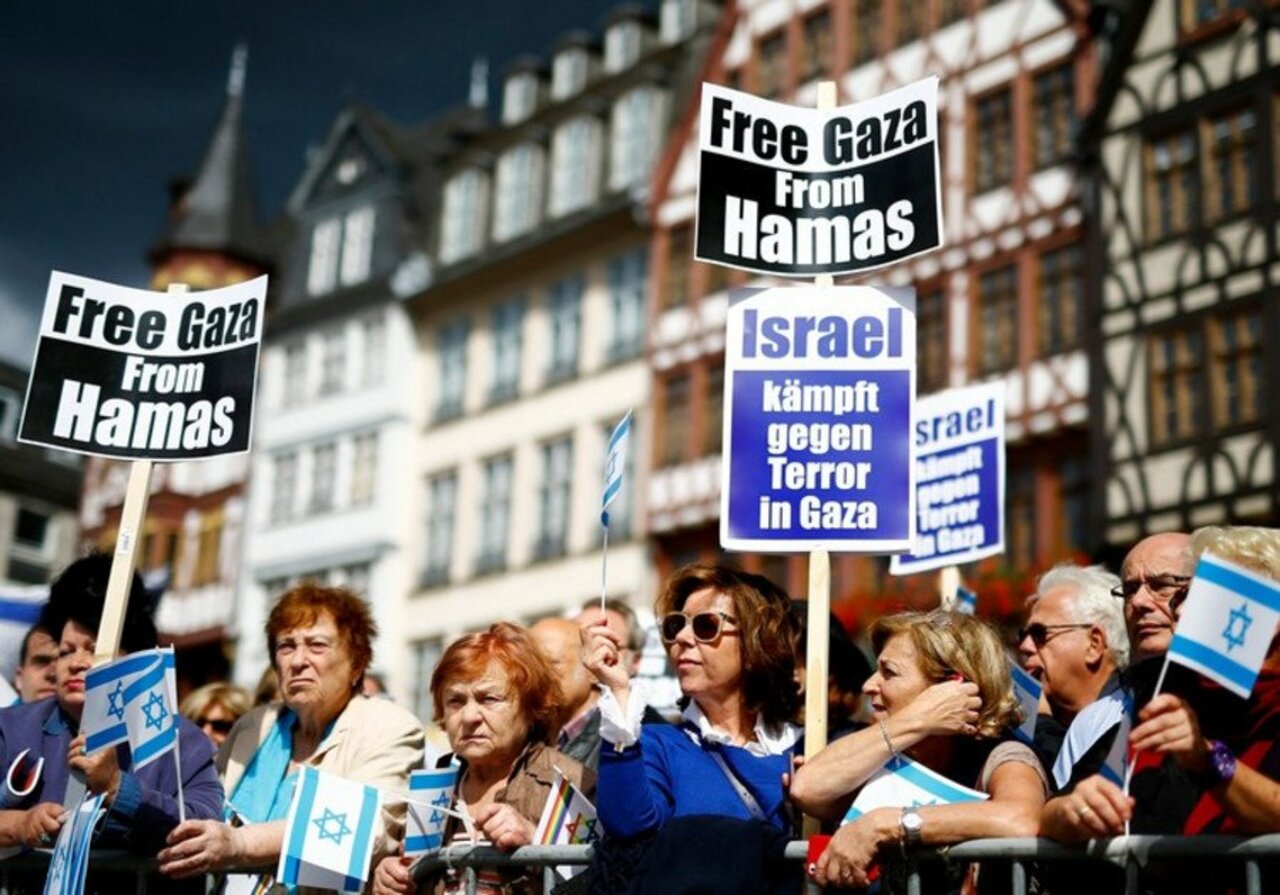 Deputy Mayor of #Frankurt seeks to ban 'deeply Antisemtic' #BDS. http://bit.ly/2vSwPra.@BenWeinthal with the story in @Jerusalem_Post https://t.co/6GAZvSktO5
