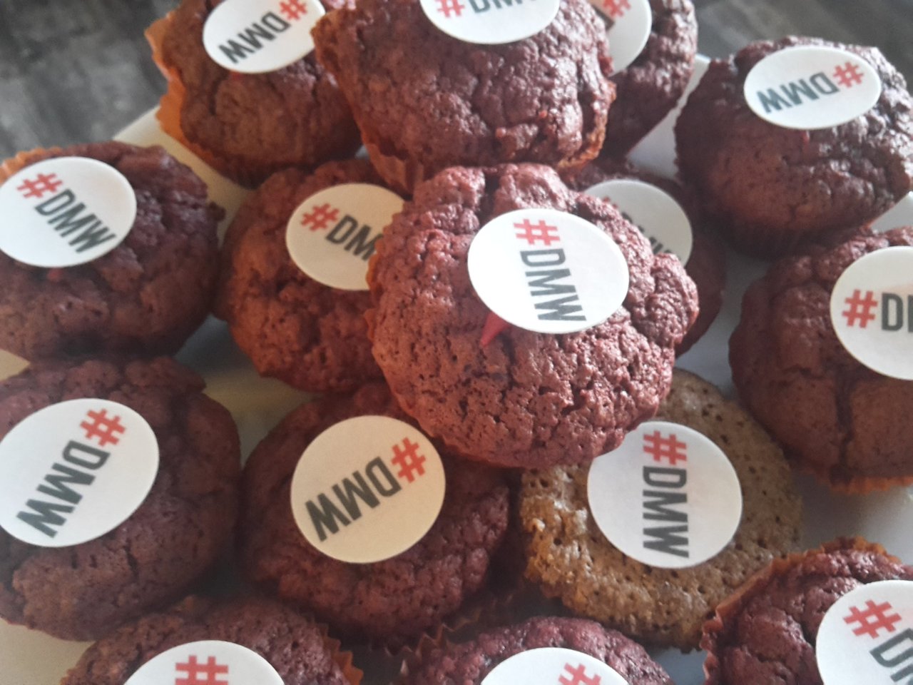 Freut euch auf leckere #DMW-Muffins auf der @Book_Fair, 12 Uhr zum #neverlunchalone Meet-up. Halle 4 D.91. Wer isst mit? #DMWFBM17 #fbm17 https://t.co/kZaFrTsHTL