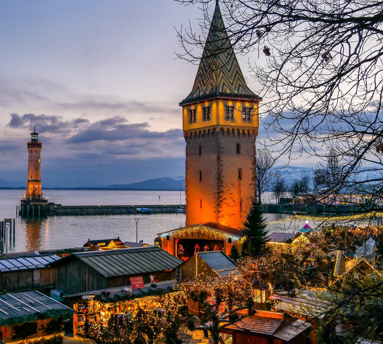Visit the magical Christmas Island in Lindau, Germany.  The city is situated on an island and it is transformed into a real Christmas island every weekend in the festive season.  https://t.co/QiO6cQMVhx