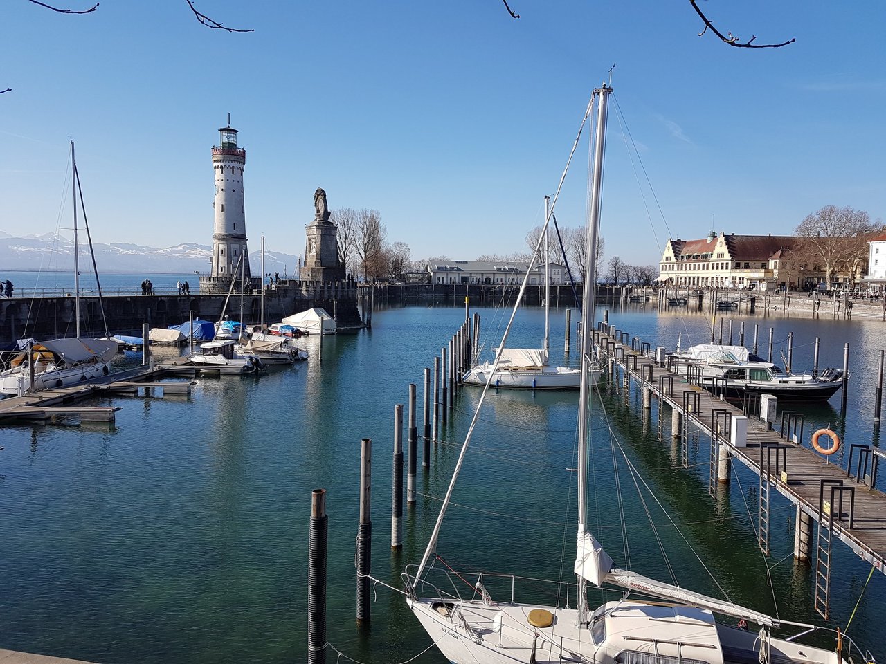 Stille im Hafen Boote noch im Winterschlaf Nur Möven segeln #Haiku #Lindau https://t.co/jPxISSjBQL